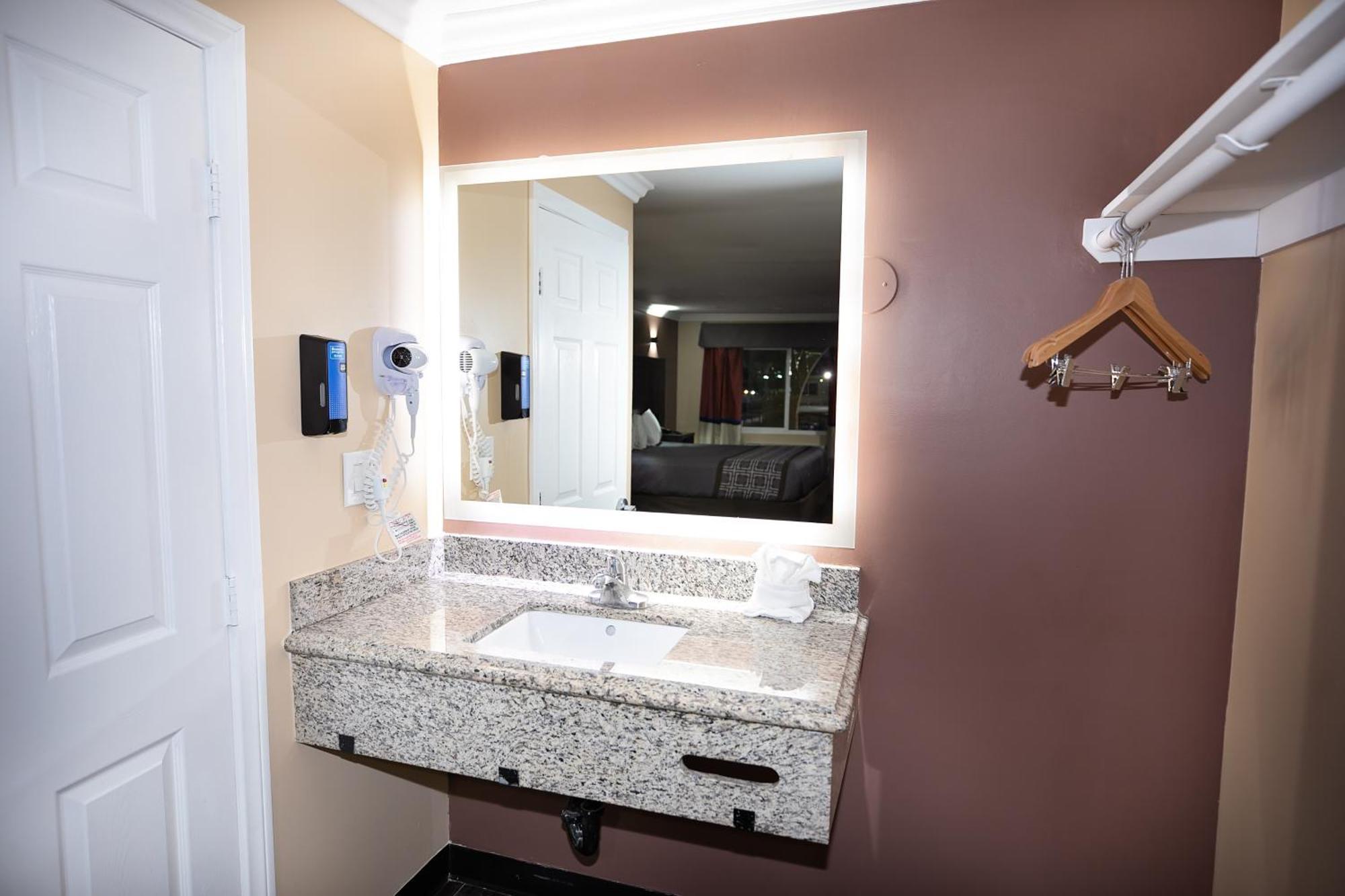 Rodeway Inn & Suites Bellflower Zewnętrze zdjęcie